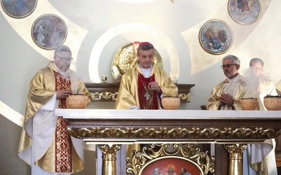 Konsekracja ołtarza zabłockiej świątyni.