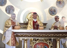 Konsekracja ołtarza zabłockiej świątyni.