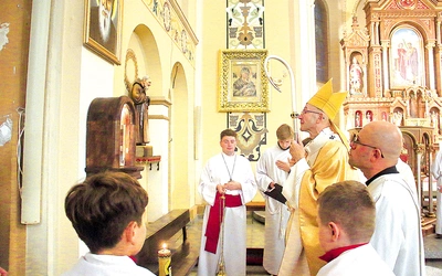 Abp Adrian Galbas poświęcił drewniany relikwiarz.