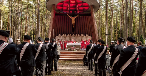 	Na liturgii zgromadziły się setki wiernych z Pomorza, w tym przedstawiciele władz państwowych, samorządowych, szkół, służb mundurowych i rodziny ofiar kaźni.