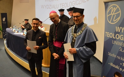 	Nagrodzony absolwent ks. Paweł Kaszuba (z lewej) z abp. Adrianem Galbasem i promotorem swojej pracy ks. Jackiem Kempą.