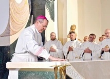 Po homilii odbyły się obrzędy poświęcenia kościoła i ołtarza.