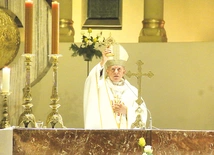 	Na zakończenie Eucharystii abp Mieczysław Mokrzycki udzielił błogosławieństwa relikwiarzem.