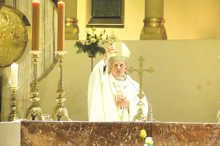 	Na zakończenie Eucharystii abp Mieczysław Mokrzycki udzielił błogosławieństwa relikwiarzem.