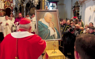 	Wokół relikwiarza w krzeszowskim sanktuarium zgromadził się prawdziwy tłum.