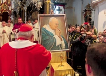 	Wokół relikwiarza w krzeszowskim sanktuarium zgromadził się prawdziwy tłum.