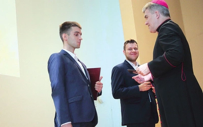 	Z rąk biskupa otrzymali legitymacje Jakub Raczyński i Mikołaj Sagan.