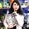 	– Naszym duszom nie jest pisany pokój, dopóki wojny wędrują ulicami – zamyśla się Julia. Na zdjęciu prezentuje książkę „Ukraina. Piekło roku 2022”.