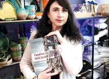 	– Naszym duszom nie jest pisany pokój, dopóki wojny wędrują ulicami – zamyśla się Julia. Na zdjęciu prezentuje książkę „Ukraina. Piekło roku 2022”.