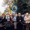 	Kilkaset osób w Domaniewicach dawało świadectwo wiary i działania Matki Bożej.