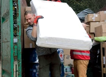 Ks. Jan Pander koordynował rozładunek kontenera z darami.