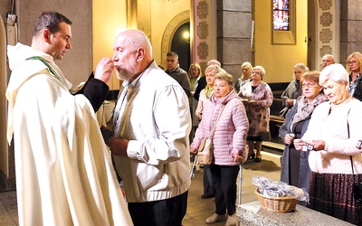 Przed przyjęciem wierni ucałowali symbol przymierza z Maryją.