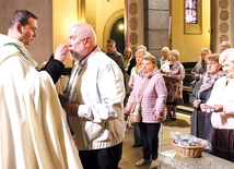 Przed przyjęciem wierni ucałowali symbol przymierza z Maryją.