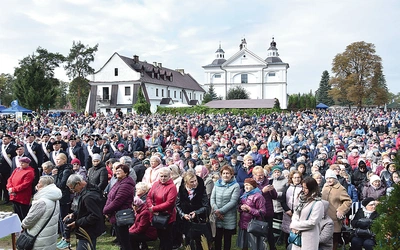 Pątnicy uczestniczyli w Eucharystii sprawowanej przy ołtarzu polowym.