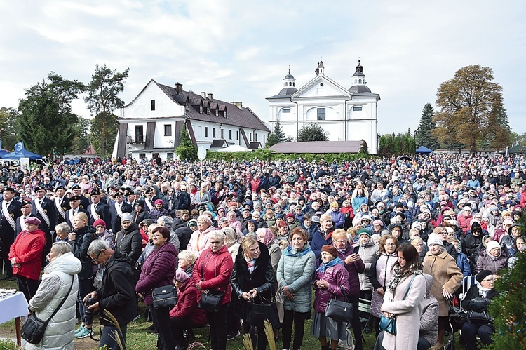 Pątnicy uczestniczyli w Eucharystii sprawowanej przy ołtarzu polowym.