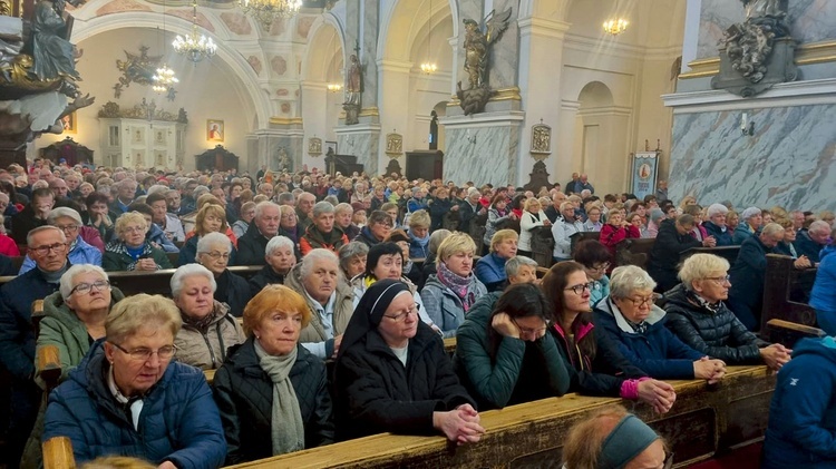 Wspólnota Żywego Różańca tradycyjnie w pierwszą sobotę października pielgrzymowała do bardzkiej bazyliki. 