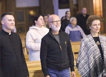 Anna i Jerzy Ordutowscy z ks. Łukaszem Dutką.