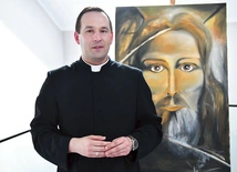 Ks. Paweł Grzesiak, diecezjalny duszpasterz dzieci i młodzieży, zachęca do obserwowania profilu FB – Centrum DDM. 