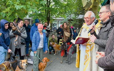 Formalnie bielańska parafia liczy tylko niecałe 200 osób, ale przyciąga wielu z całej Warszawy.