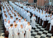 W uroczystości uczestniczyli proboszczowie, a także rodziny kandydatów.