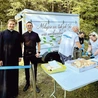 	Jałmużnik biskupa gliwickiego (z prawej), z ks. Damianem Trzebiatowskim, jałmużnikiem biskupim archidiecezji gdańskiej. 
