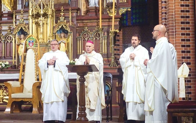 	Mszę Świętą z biskupem koncelebrowali duszpasterze: akademiccy, młodzieży i Klubu Inteligencji Katolickiej.