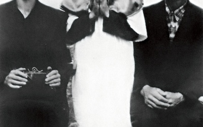 Jerzy Popiełuszko with his parents on the day of his First Holy Communion.