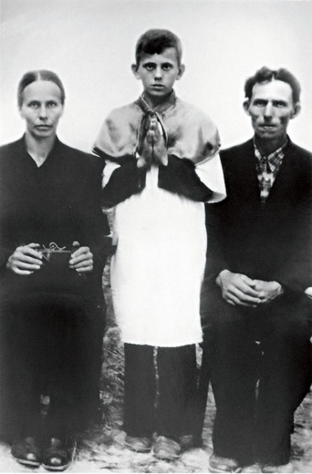 Jerzy Popiełuszko with his parents on the day of his First Holy Communion.