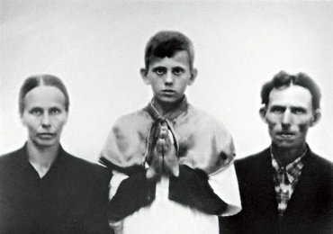 Jerzy Popiełuszko with his parents on the day of his First Holy Communion.