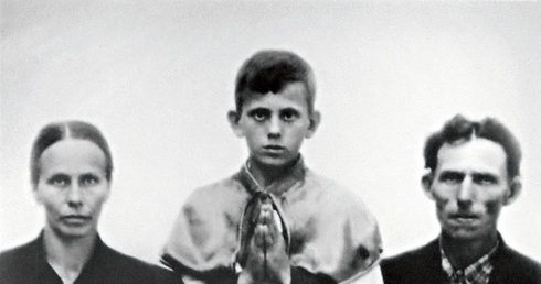 Jerzy Popiełuszko with his parents on the day of his First Holy Communion.