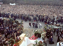 The funeral of Father Jerzy Popiełuszko took place on 3rd November 1984 at St. Stanislaus Kostka Church in Warsaw’s Żoliborz district. It is estimated that at least 450,000 people attended, with some sources suggesting as many as one million participants. The ceremony became a major anti-communist demonstration.