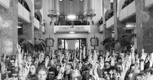 From April 1982, Masses for the Fatherland were celebrated on the last Sunday of the month at 7:00 PM. From the end of February 1982 until 26th August 1984, 26 Eucharists were held at St. Stanislaus Kostka Church in Warsaw for the intention of the Fatherland.