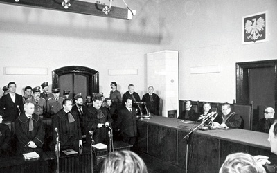 Announcement of the verdict in the trial of those accused of the abduction, torture, and murder of Father Jerzy Popiełuszko. The panel of judges was chaired by Artur Kujawa, the President of the District Court in Toruń. The perpetrators of the crime – Grzegorz Piotrowski, Leszek Pękala, and Waldemar Chmielewski – were sentenced to prison. Adam Pietruszka was sentenced for inciting subordinates to commit the crime.