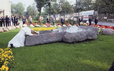 During his third pilgrimage to Poland in 1987, John Paul II prayed in silence for a long time at the grave of Father Jerzy. He did not deliver any speech; instead, he prayed on his knees, kissing and embracing the tombstone.