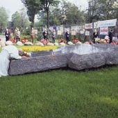 During his third pilgrimage to Poland in 1987, John Paul II prayed in silence for a long time at the grave of Father Jerzy. He did not deliver any speech; instead, he prayed on his knees, kissing and embracing the tombstone.