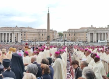 Podczas rozpoczęcia październikowej sesji synodu