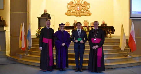 W trakcie inaguracji nastąpiło ślubowanie alumna I roku, który otrzymał indeksy Wydziału Teologicznego UKSW w Warszawie.