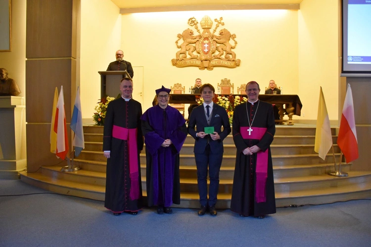 W trakcie inaguracji nastąpiło ślubowanie alumna I roku, który otrzymał indeksy Wydziału Teologicznego UKSW w Warszawie.