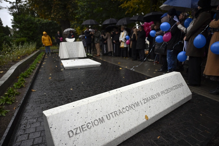 Pomnik i grobowiec dzieci utraconych w Darłowie