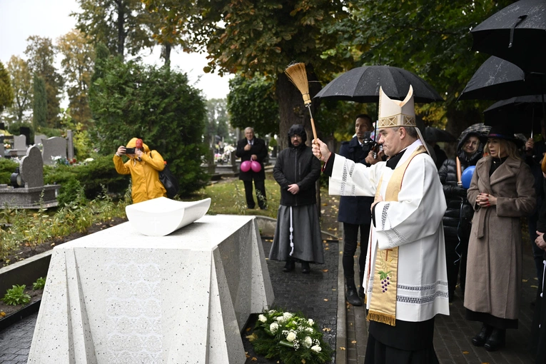 Pomnik i grobowiec dzieci utraconych w Darłowie