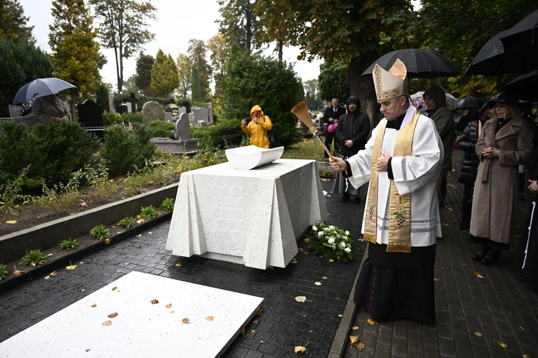 Pomnik i grobowiec dzieci utraconych w Darłowie