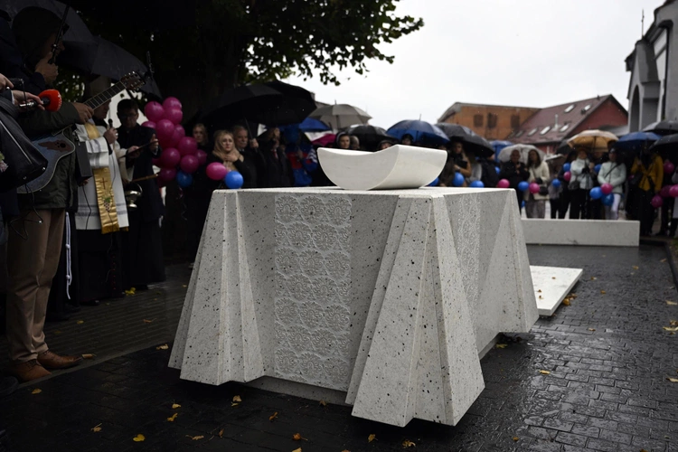 Pomnik i grobowiec dzieci utraconych w Darłowie