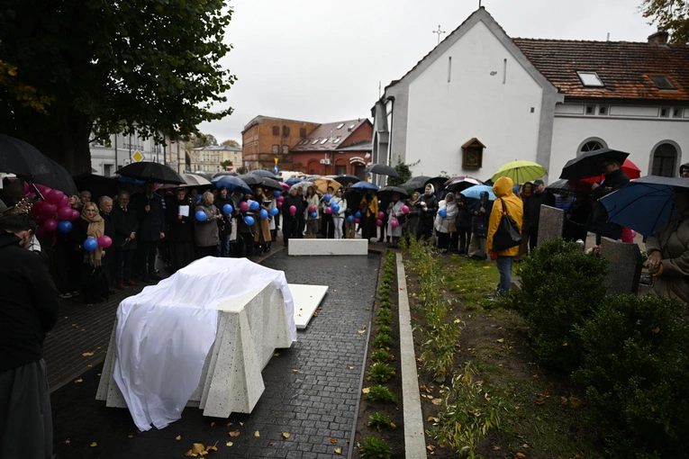 Pomnik i grobowiec dzieci utraconych w Darłowie