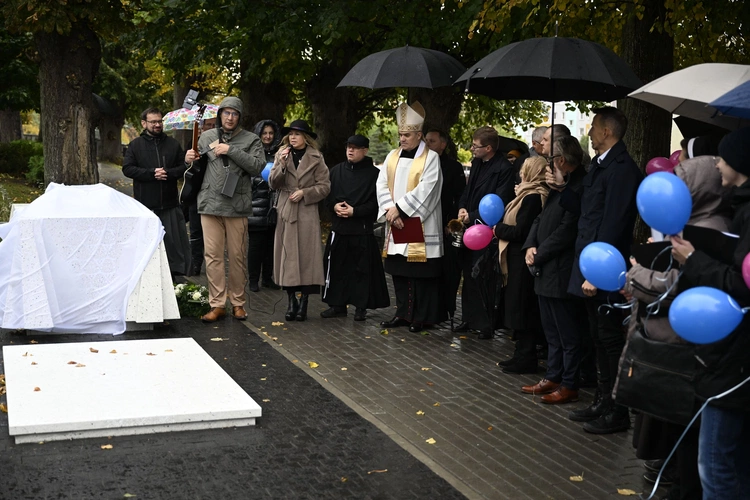 Pomnik i grobowiec dzieci utraconych w Darłowie