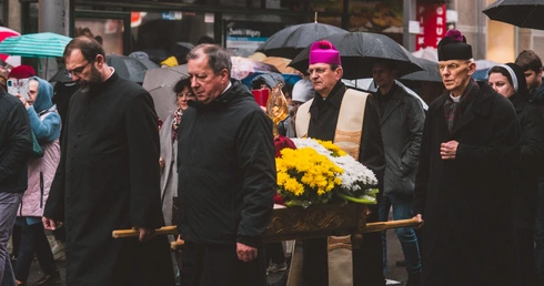 Służył, cierpiał, kochał i błogosławił