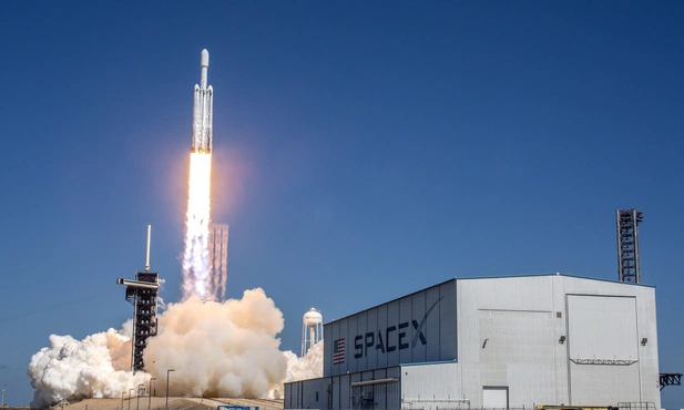 Start rakiety Falcon Heavy z Centrum Kosmicznego im. Kennedy'ego na Florydzie.