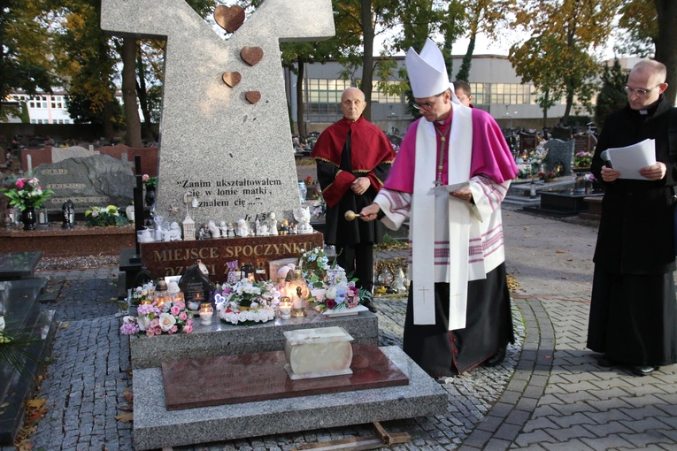 Płock. Pogrzeb dzieci nienarodzonych