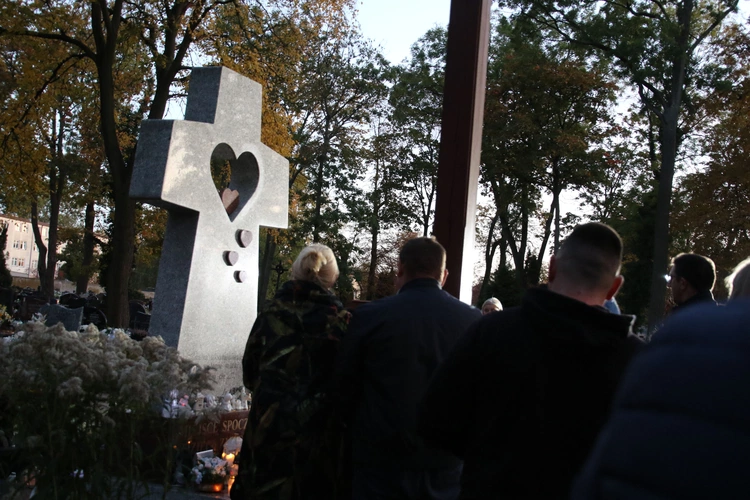 Płock. Pogrzeb dzieci nienarodzonych