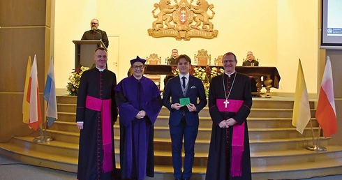 W czasie akademii w auli św. Jana Pawła II nastąpiło ślubowanie alumna I roku, który otrzymał indeks Wydziału Teologicznego UKSW w Warszawie.