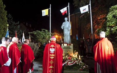Uroczystości pod pomnikiem błogosławionego.